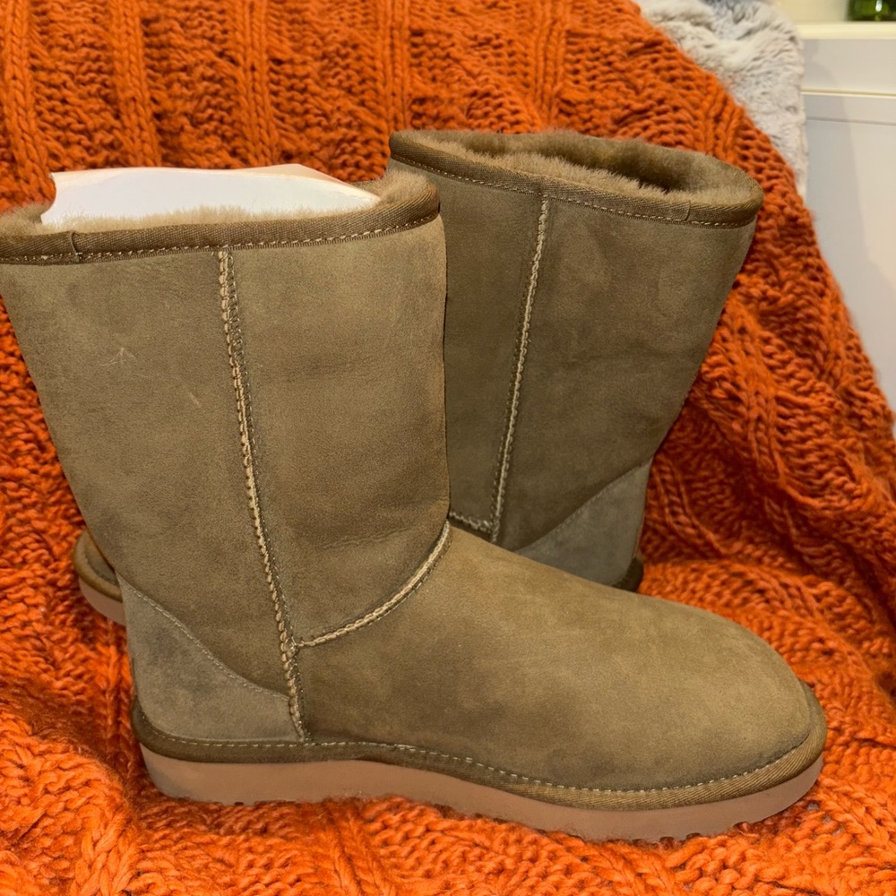 Classic Short II UGG , olive , size 10